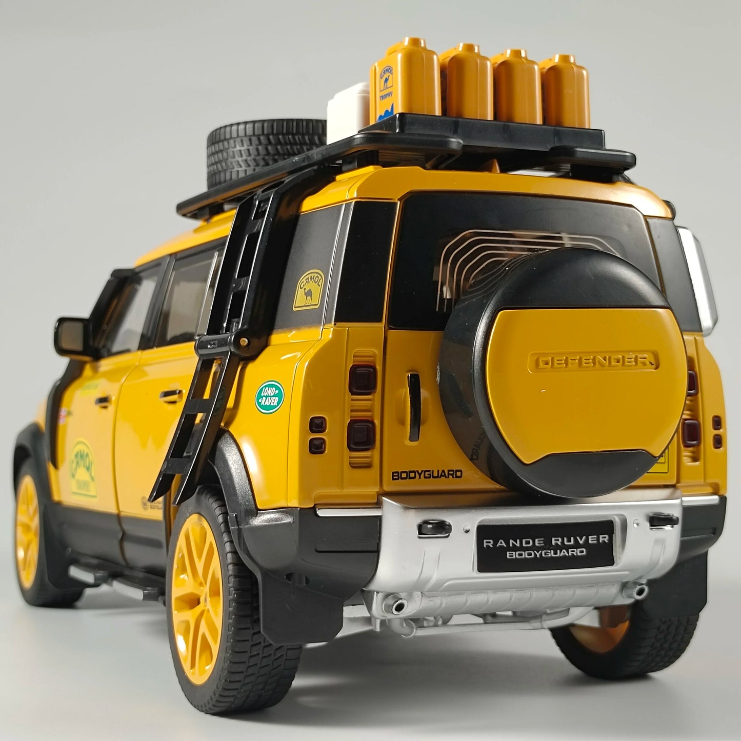 1:18 Land Rover Defender 110 Camel Cup Bay Edition