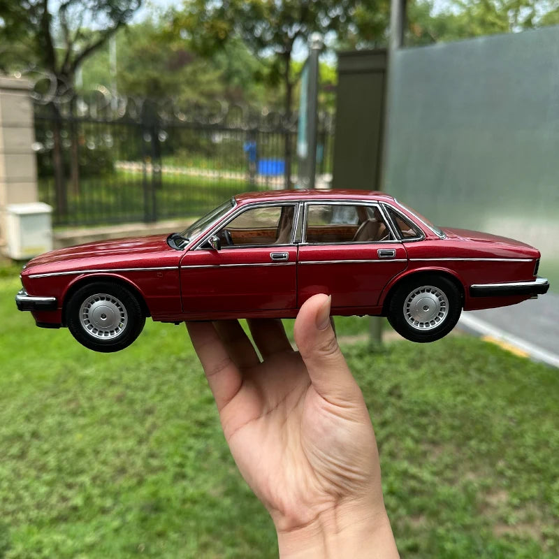 1:18 Jaguar XJ40