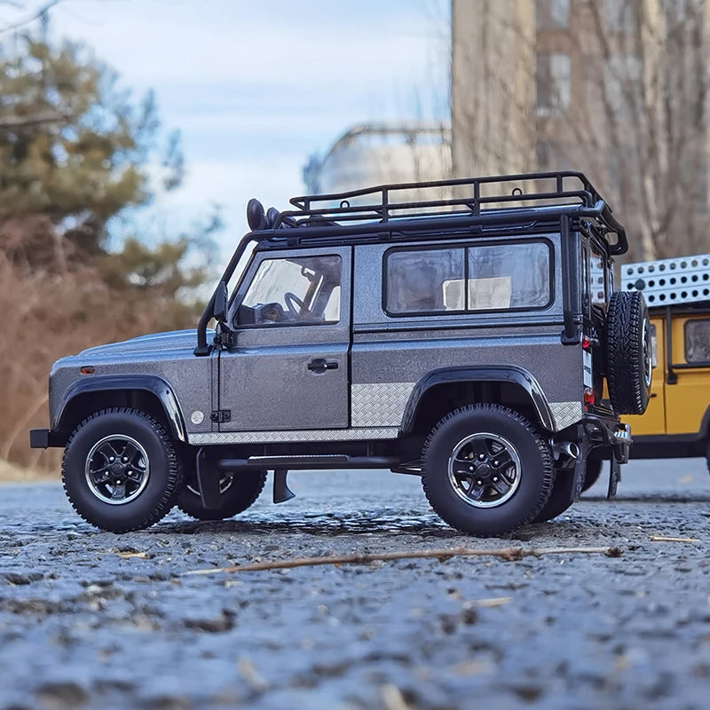 1:18 Land Rover Defender 90