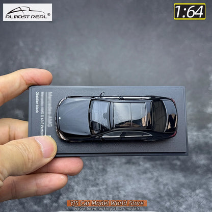 1:64 Mercedes-Benz S63 E Performance 2023