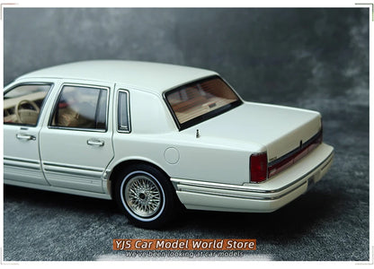1:18 Lincoln TOWNCAR
