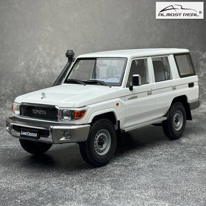 1:18 Toyota Land Cruiser 76 2017 LC76