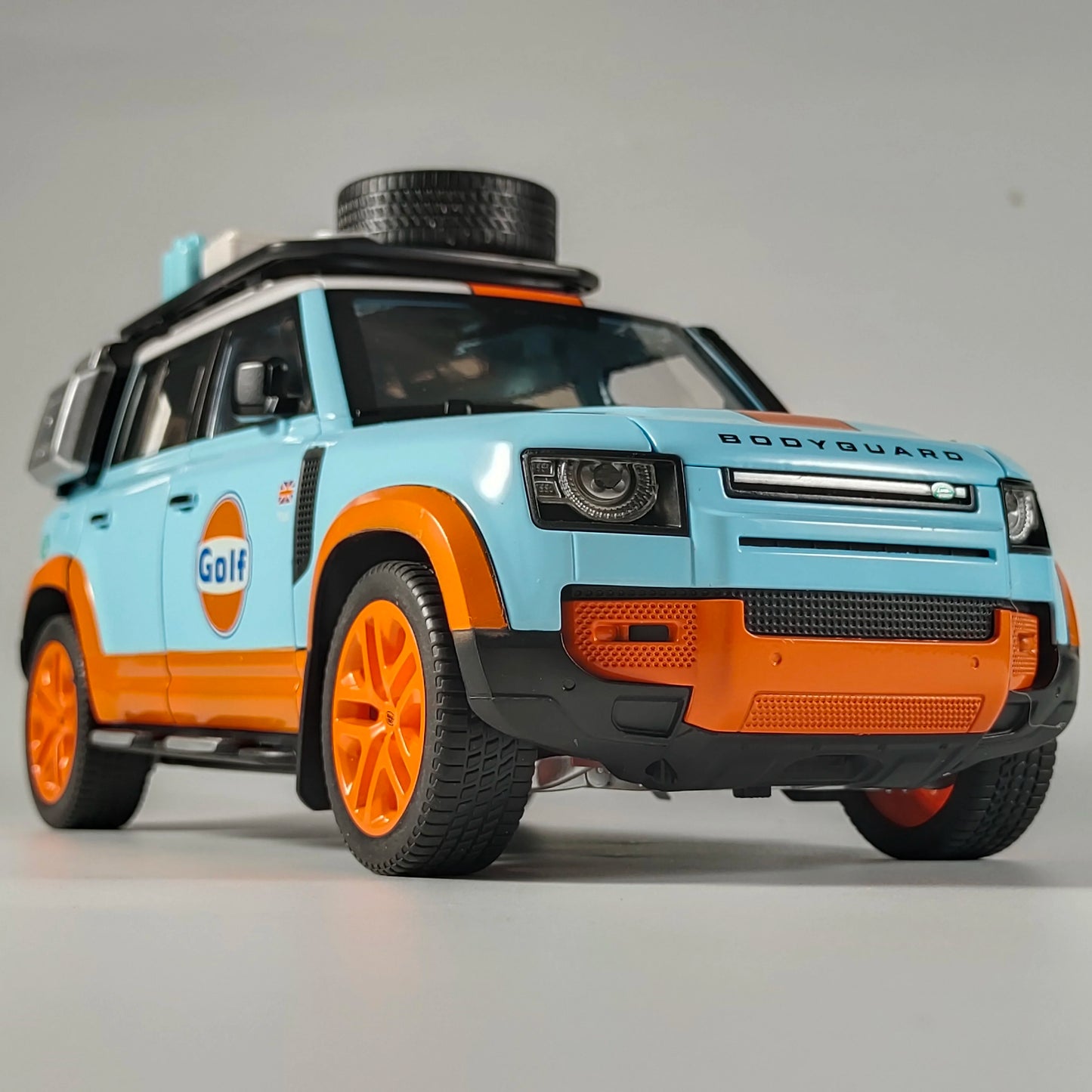 1:18 Land Rover Defender 110 Camel Cup Bay Edition