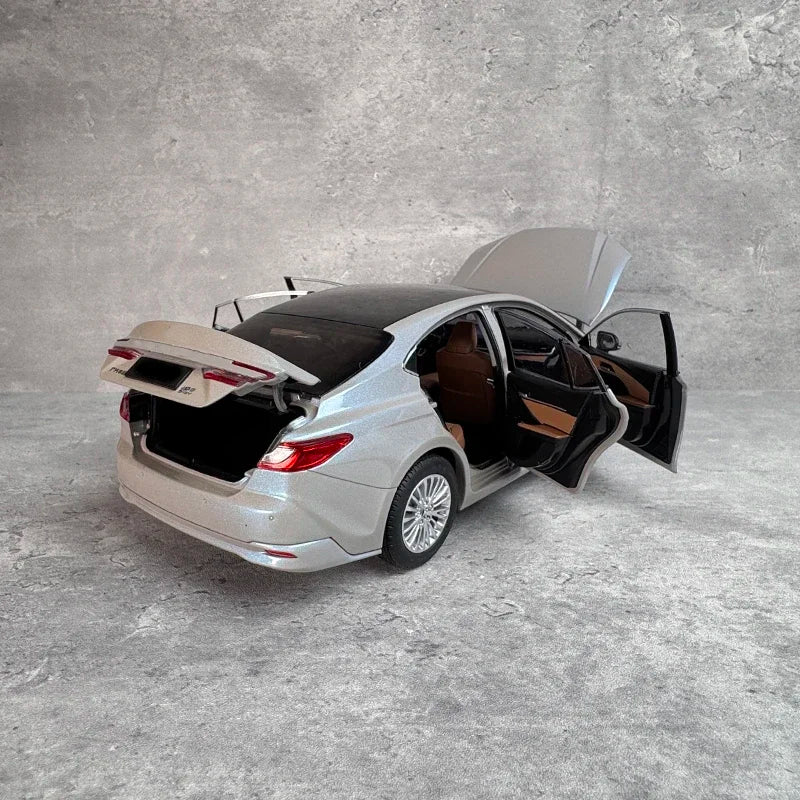 1:18 Toyota Camry 2024