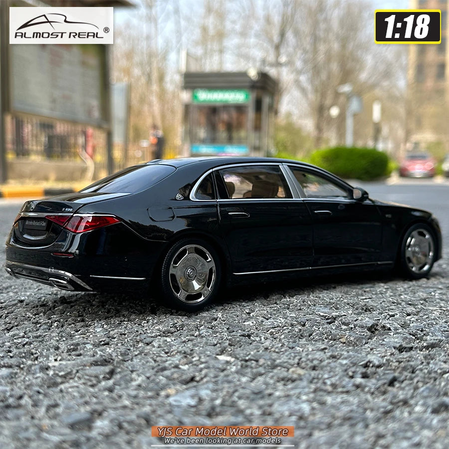 1:18 Mercedes-Benz Maybach S680 2021
