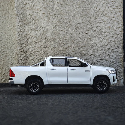 1:27 TOYOTA Hilux