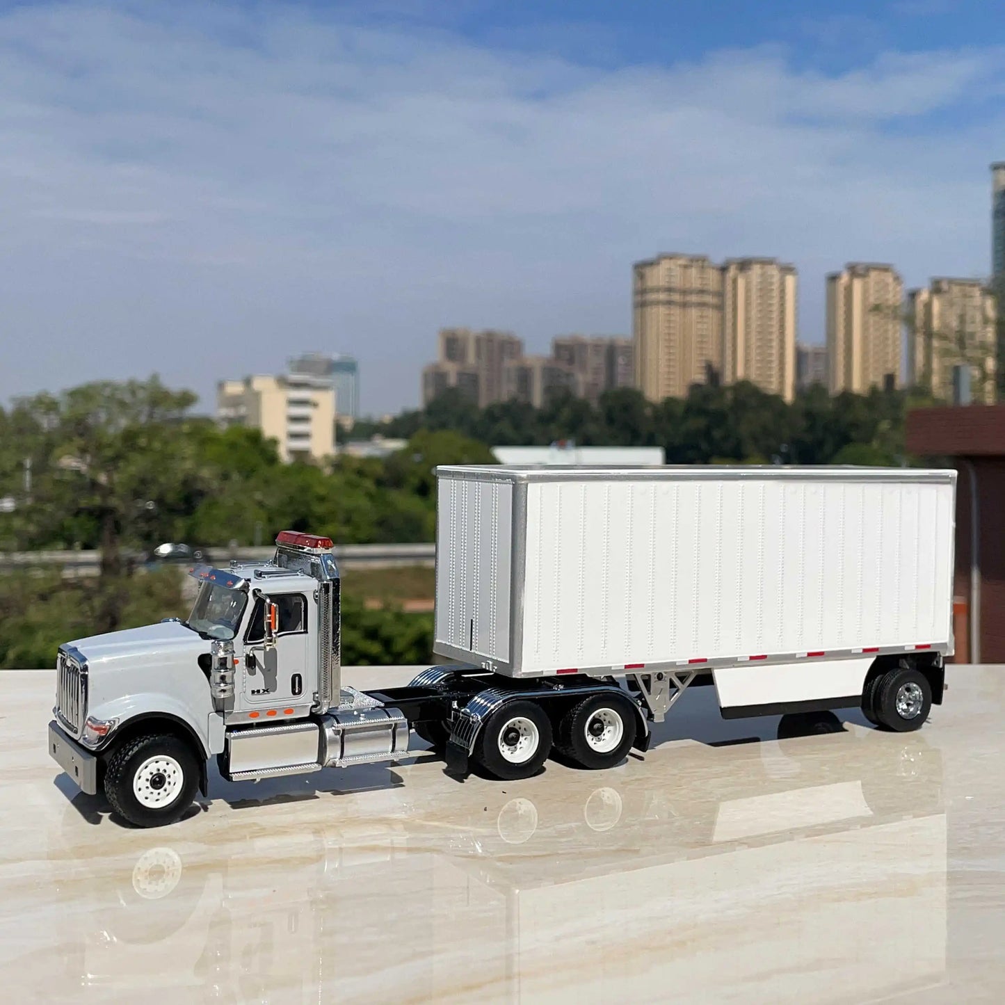 1:50 American Heavy-duty Truck