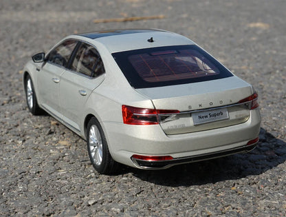 1:18 SKODA SUPERB