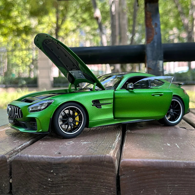 1:18 Mercedes AMG GTR