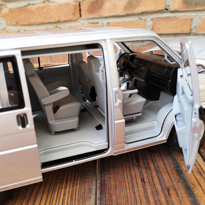 1:18 Volkswagen T4b Caravelle