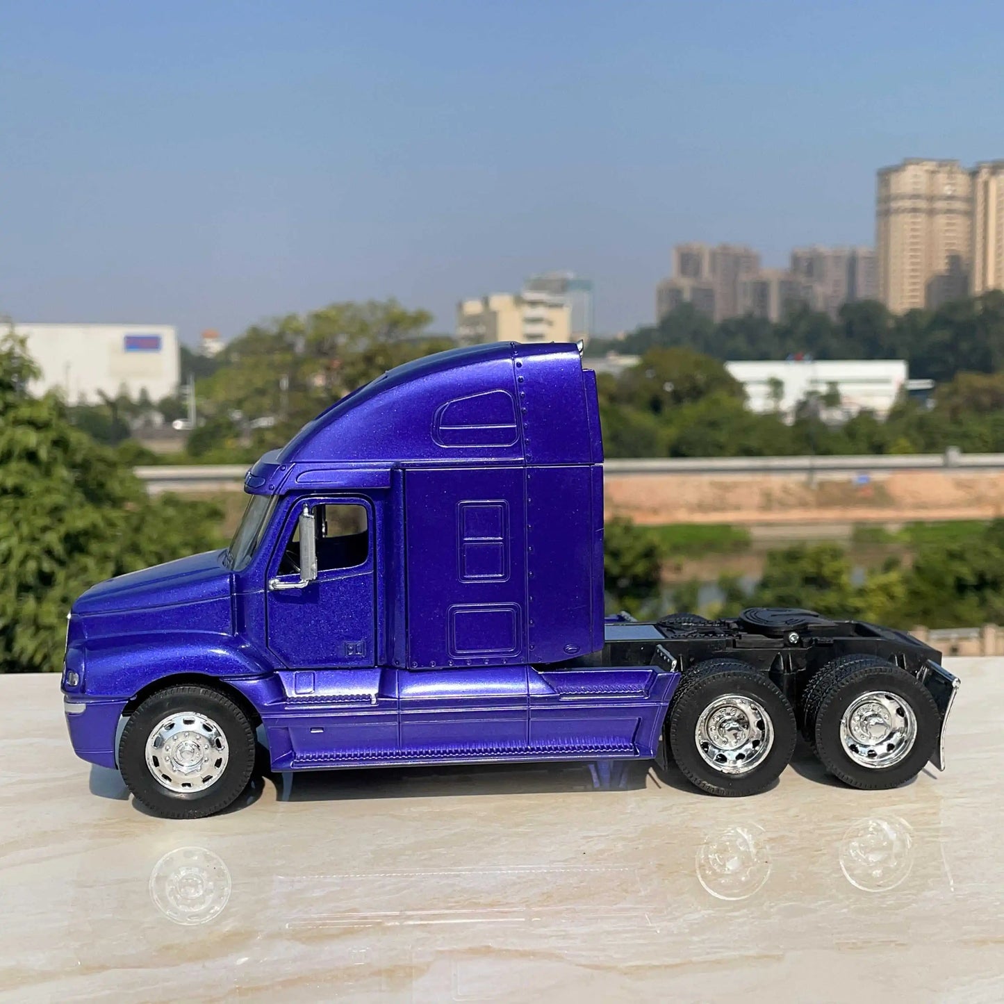 1:32 Freightliner Heavy Haul Tractor