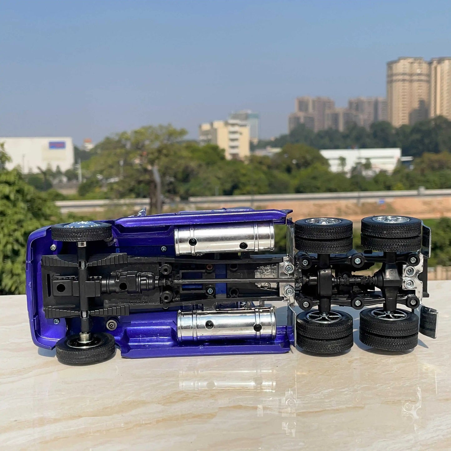 1:32 Freightliner Heavy Haul Tractor