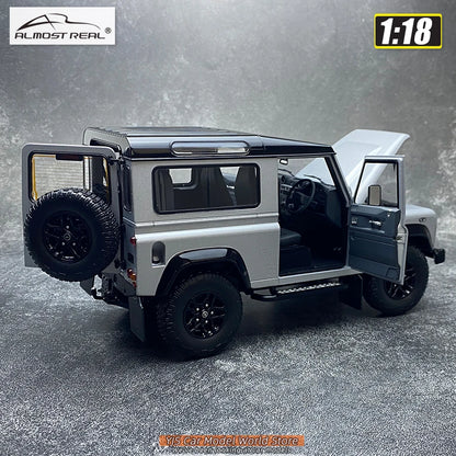 Land Rover Defender 90 "2,000,000" édition 2015 à l'échelle 1:18
