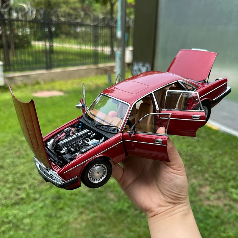 1:18 Jaguar XJ6 Daimler XJ40