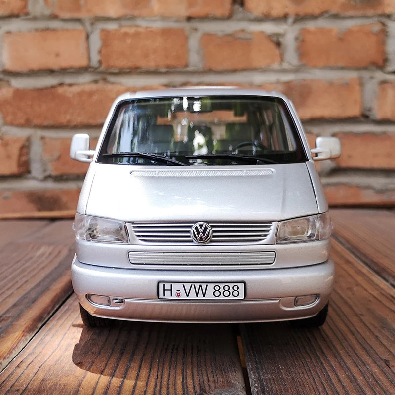 1:18 Volkswagen T4b Caravelle