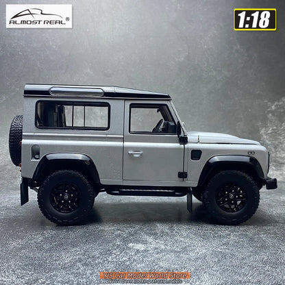 Land Rover Defender 90 "2,000,000" édition 2015 à l'échelle 1:18