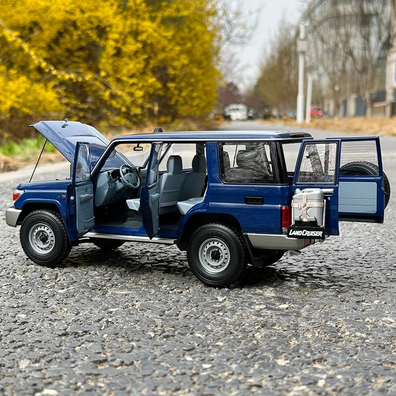 1:18 Toyota Land Cruiser 76 2017 LC76