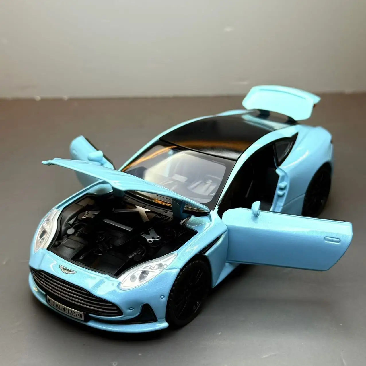 1:32 Aston Martin DB12
