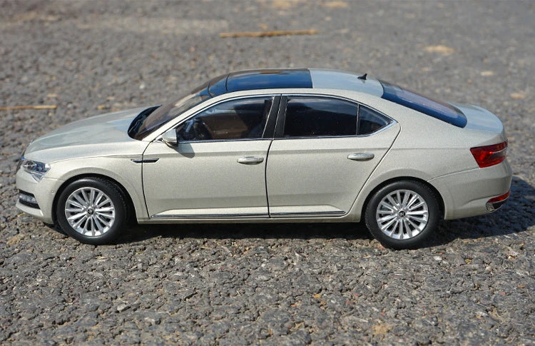 1:18 SKODA SUPERB
