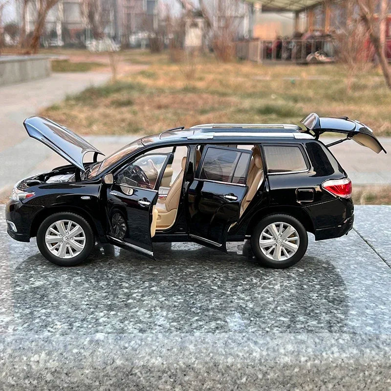 1:18 Toyota Highlander 2012