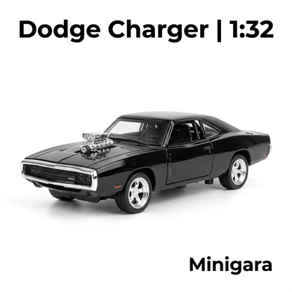 Dodge Charger cổ điển đen với động cơ nhô qua capo