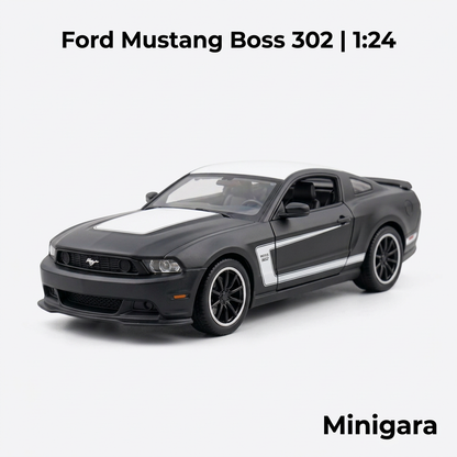Ford Mustang Boss 302 xám đen, sọc trắng