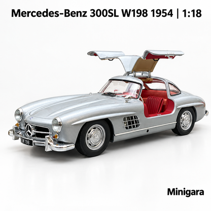 Mercedes-Benz 300SL bạc, cửa cánh chim mở